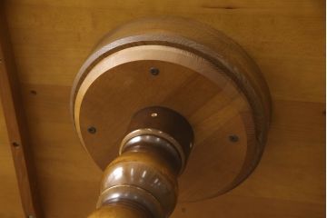 テーブルの高さを高くリメイク!高品質リペアを施し、取り外せる仕様の調整脚を取り付け。現状の色をベースに着色仕上げ。