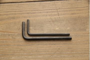 テーブルの高さを高くリメイク!高品質リペアを施し、取り外せる仕様の調整脚を取り付け。現状の色をベースに着色仕上げ。