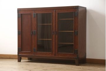食器棚を2つのサイドボードにリメイク!上下段に分けて、それぞれヒノキ無垢材の天板と木製の脚を取り付け。ワントーン落ち着いた色に着色仕上げ。
