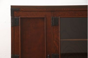 食器棚を2つのサイドボードにリメイク!上下段に分けて、それぞれヒノキ無垢材の天板と木製の脚を取り付け。ワントーン落ち着いた色に着色仕上げ。