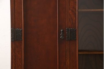食器棚を2つのサイドボードにリメイク!上下段に分けて、それぞれヒノキ無垢材の天板と木製の脚を取り付け。ワントーン落ち着いた色に着色仕上げ。