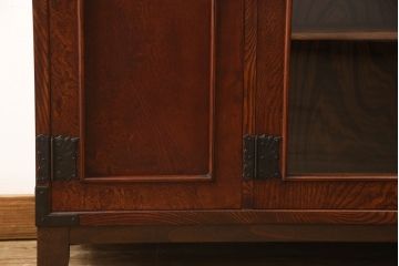 食器棚を2つのサイドボードにリメイク!上下段に分けて、それぞれヒノキ無垢材の天板と木製の脚を取り付け。ワントーン落ち着いた色に着色仕上げ。