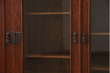 食器棚を2つのサイドボードにリメイク!上下段に分けて、それぞれヒノキ無垢材の天板と木製の脚を取り付け。ワントーン落ち着いた色に着色仕上げ。