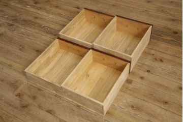 食器棚を2つのサイドボードにリメイク!上下段に分けて、それぞれヒノキ無垢材の天板と木製の脚を取り付け。ワントーン落ち着いた色に着色仕上げ。