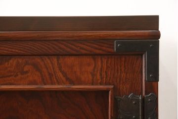 食器棚を2つのサイドボードにリメイク!上下段に分けて、それぞれヒノキ無垢材の天板と木製の脚を取り付け。ワントーン落ち着いた色に着色仕上げ。