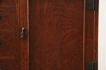 食器棚を2つのサイドボードにリメイク!上下段に分けて、それぞれヒノキ無垢材の天板と木製の脚を取り付け。ワントーン落ち着いた色に着色仕上げ。