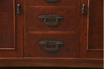 食器棚を2つのサイドボードにリメイク!上下段に分けて、それぞれヒノキ無垢材の天板と木製の脚を取り付け。ワントーン落ち着いた色に着色仕上げ。