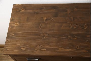 桐箪笥を重ね箪笥にリメイク!中段に天板を取り付け、取っ手を交換。明るめの茶色に着色仕上げ。