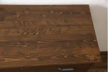 桐箪笥を重ね箪笥にリメイク!中段に天板を取り付け、取っ手を交換。明るめの茶色に着色仕上げ。