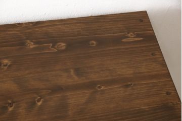 桐箪笥を重ね箪笥にリメイク!中段に天板を取り付け、取っ手を交換。明るめの茶色に着色仕上げ。