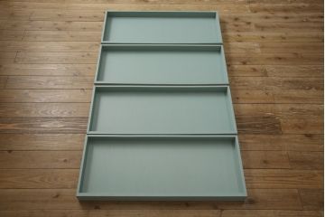 3段重ね箪笥をチェストにリメイク!上段の板戸にはモールガラスをはめ込み、引手を取り付け。内部の棚は撤去。中段の扉の取っ手を交換。全てをあわい青緑にペイント仕上げ。