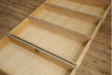 3段重ね箪笥をチェストにリメイク!上段の板戸にはモールガラスをはめ込み、引手を取り付け。内部の棚は撤去。中段の扉の取っ手を交換。全てをあわい青緑にペイント仕上げ。