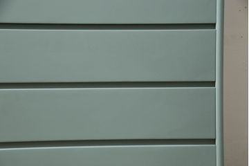 3段重ね箪笥をチェストにリメイク!上段の板戸にはモールガラスをはめ込み、引手を取り付け。内部の棚は撤去。中段の扉の取っ手を交換。全てをあわい青緑にペイント仕上げ。