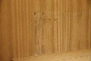 ワードローブを小さくリメイク!幅、奥行きをリサイズし、新たに可動式タイプの棚を設置。元の色味をベースに着色仕上げ。