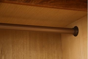 ワードローブを小さくリメイク!幅、奥行きをリサイズし、新たに可動式タイプの棚を設置。元の色味をベースに着色仕上げ。