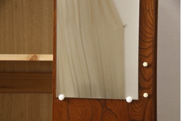 ワードローブを小さくリメイク!幅、奥行きをリサイズし、新たに可動式タイプの棚を設置。元の色味をベースに着色仕上げ。