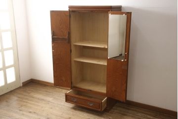ワードローブを小さくリメイク!幅、奥行きをリサイズし、新たに可動式タイプの棚を設置。元の色味をベースに着色仕上げ。