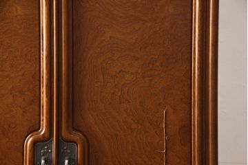 ワードローブを小さくリメイク!幅、奥行きをリサイズし、新たに可動式タイプの棚を設置。元の色味をベースに着色仕上げ。