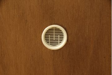 ワードローブを小さくリメイク!幅、奥行きをリサイズし、新たに可動式タイプの棚を設置。元の色味をベースに着色仕上げ。