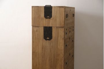2種類の桐箪笥をひとつの箪笥にリメイク!デザイン違いの箪笥をカットして重ね、キャスター取り付け。表面の砥の粉を落として木地色仕上げ。