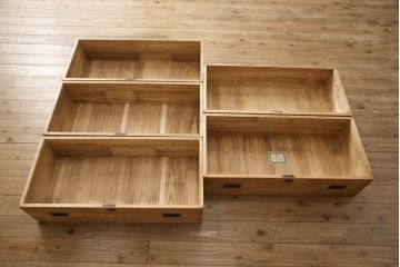 2種類の桐箪笥をひとつの箪笥にリメイク!デザイン違いの箪笥をカットして重ね、キャスター取り付け。表面の砥の粉を落として木地色仕上げ。