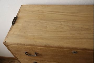 2種類の桐箪笥をひとつの箪笥にリメイク!デザイン違いの箪笥をカットして重ね、キャスター取り付け。表面の砥の粉を落として木地色仕上げ。