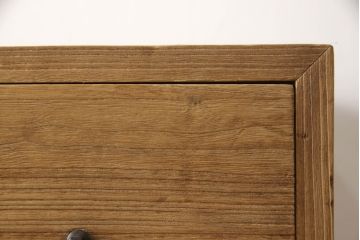 2種類の桐箪笥をひとつの箪笥にリメイク!デザイン違いの箪笥をカットして重ね、キャスター取り付け。表面の砥の粉を落として木地色仕上げ。