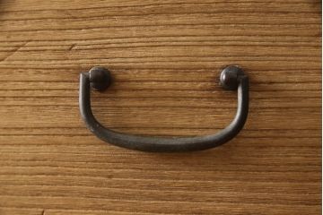 2種類の桐箪笥をひとつの箪笥にリメイク!デザイン違いの箪笥をカットして重ね、キャスター取り付け。表面の砥の粉を落として木地色仕上げ。