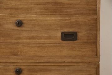 2種類の桐箪笥をひとつの箪笥にリメイク!デザイン違いの箪笥をカットして重ね、キャスター取り付け。表面の砥の粉を落として木地色仕上げ。