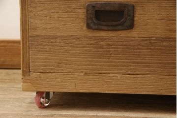 2種類の桐箪笥をひとつの箪笥にリメイク!デザイン違いの箪笥をカットして重ね、キャスター取り付け。表面の砥の粉を落として木地色仕上げ。