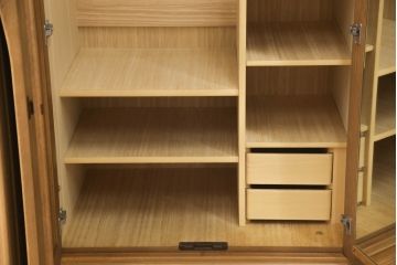 ワードローブを使いやすくリメイク!高品質リペアを施し、天板と脚の出っ張りをカット。本体の色味を活かした仕上げ。