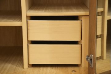 ワードローブを使いやすくリメイク!高品質リペアを施し、天板と脚の出っ張りをカット。本体の色味を活かした仕上げ。