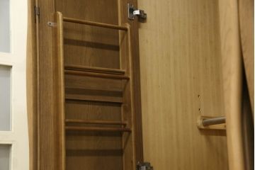 ワードローブを使いやすくリメイク!高品質リペアを施し、天板と脚の出っ張りをカット。本体の色味を活かした仕上げ。