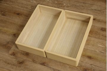 ワードローブを使いやすくリメイク!高品質リペアを施し、天板と脚の出っ張りをカット。本体の色味を活かした仕上げ。