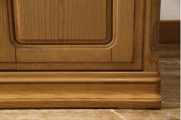 ワードローブを使いやすくリメイク!高品質リペアを施し、天板と脚の出っ張りをカット。本体の色味を活かした仕上げ。