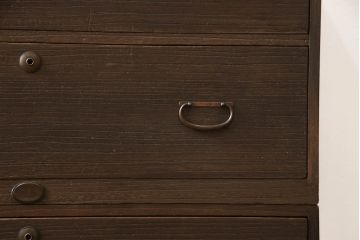 桐箪笥を動かしやすくリメイク!ヒノキ無垢材の天板とキャスターを取り付けて、オーク系のステイン塗料仕上げ。