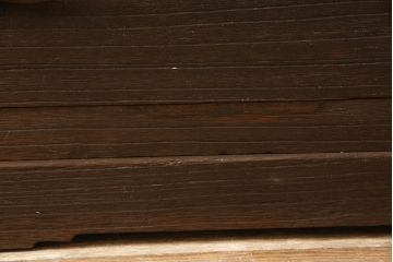 桐箪笥を動かしやすくリメイク!ヒノキ無垢材の天板とキャスターを取り付けて、オーク系のステイン塗料仕上げ。