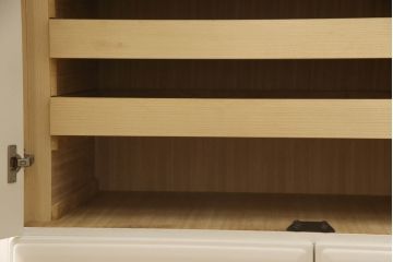 箪笥を2つのチェストにリメイク!上段は既存の天板を取り外し、脚を取り付け。上下段いずれもヒノキ無垢材の天板と取っ手を取り付け。本体はアンティークホワイトにペイント、天板はステイン塗料仕上げ。