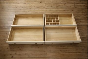 箪笥を2つのチェストにリメイク!上段は既存の天板を取り外し、脚を取り付け。上下段いずれもヒノキ無垢材の天板と取っ手を取り付け。本体はアンティークホワイトにペイント、天板はステイン塗料仕上げ。
