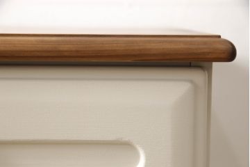 箪笥を2つのチェストにリメイク!上段は既存の天板を取り外し、脚を取り付け。上下段いずれもヒノキ無垢材の天板と取っ手を取り付け。本体はアンティークホワイトにペイント、天板はステイン塗料仕上げ。