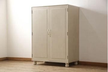 2段重ね桐箪笥をキャビネットにリメイク!引き出しを撤去し、棚板を製作。取っ手、鍵穴カバーを交換し、木製脚の取り付け。アンティークホワイトにペイント仕上げ。