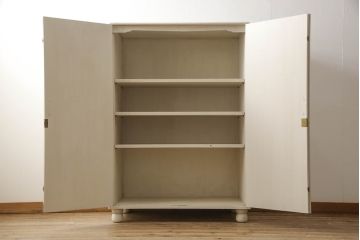 2段重ね桐箪笥をキャビネットにリメイク!引き出しを撤去し、棚板を製作。取っ手、鍵穴カバーを交換し、木製脚の取り付け。アンティークホワイトにペイント仕上げ。