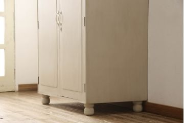 2段重ね桐箪笥をキャビネットにリメイク!引き出しを撤去し、棚板を製作。取っ手、鍵穴カバーを交換し、木製脚の取り付け。アンティークホワイトにペイント仕上げ。