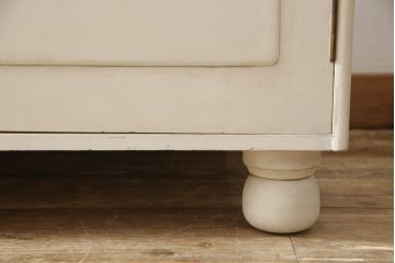 2段重ね桐箪笥をキャビネットにリメイク!引き出しを撤去し、棚板を製作。取っ手、鍵穴カバーを交換し、木製脚の取り付け。アンティークホワイトにペイント仕上げ。