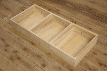 2段重ね桐箪笥を2つのチェストにリメイク!上段は脚の取り付け。下段はヒノキ材の天板取り付け。チェスナット系に着色。