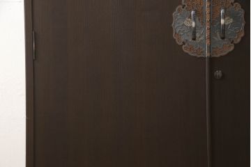 2段重ね桐箪笥を2つのチェストにリメイク!上段は脚の取り付け。下段はヒノキ材の天板取り付け。チェスナット系に着色。