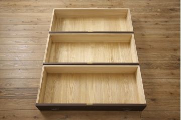 2段重ね桐箪笥を2つのチェストにリメイク!上段は脚の取り付け。下段はヒノキ材の天板取り付け。チェスナット系に着色。
