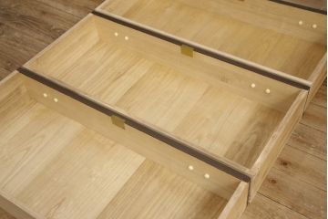 2段重ね桐箪笥を2つのチェストにリメイク!上段は脚の取り付け。下段はヒノキ材の天板取り付け。チェスナット系に着色。