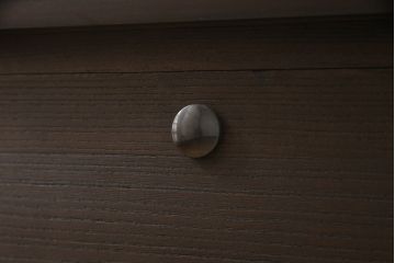 2段重ね桐箪笥を2つのチェストにリメイク!上段は脚の取り付け。下段はヒノキ材の天板取り付け。チェスナット系に着色。