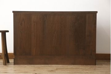 2段重ね桐箪笥を2つのチェストにリメイク!上段は脚の取り付け。下段はヒノキ材の天板取り付け。チェスナット系に着色。